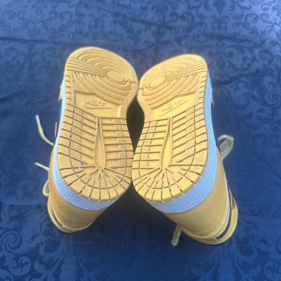 Jordan 1 Retro High OG
Pollen (GS) size 4.5Y - Picture 8 of 9